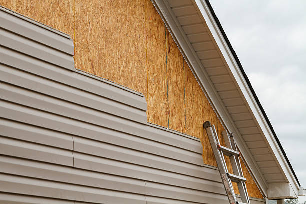 Professional Siding Replacement technician working in Oregon, OR